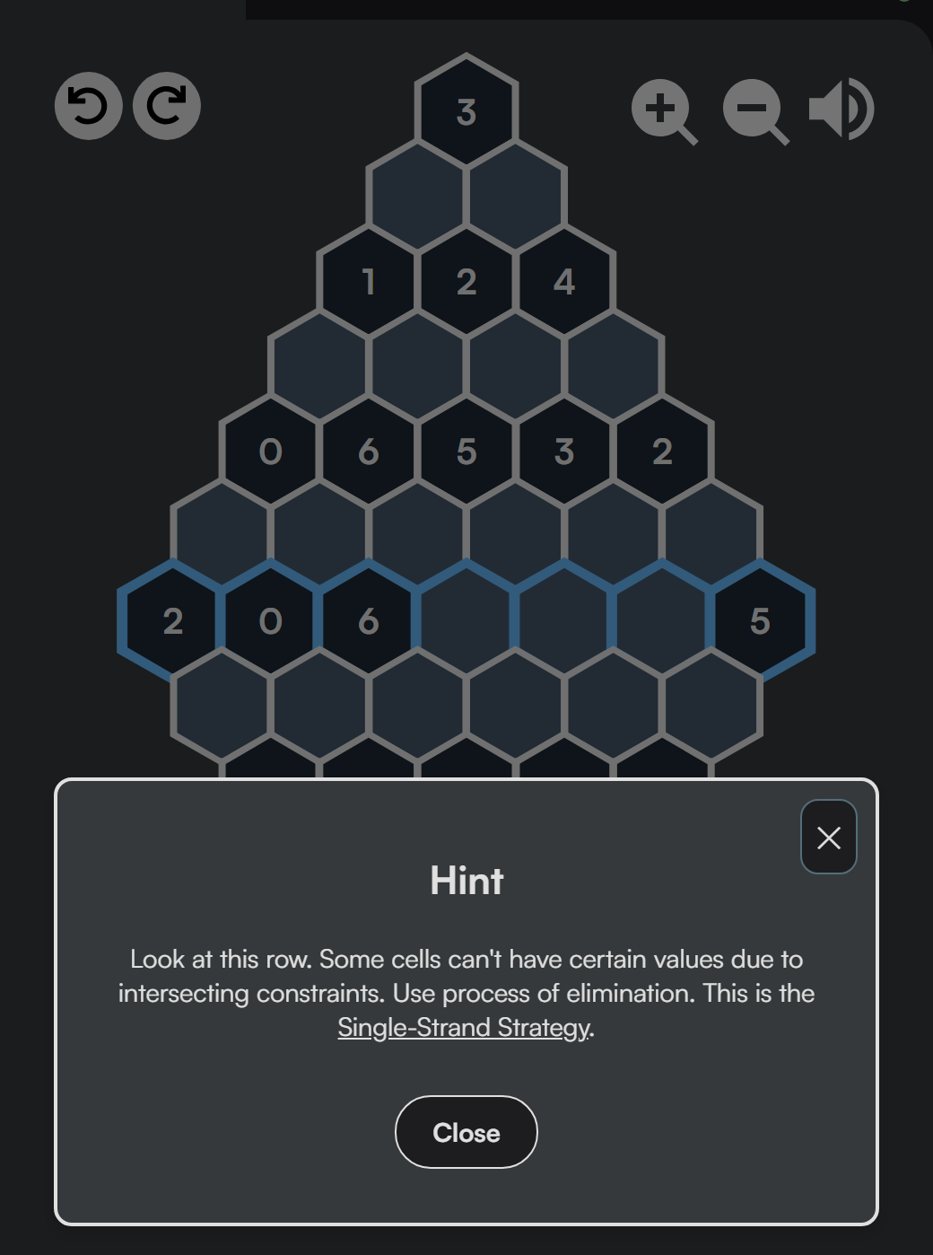 A Hexakai Plus hint highlighting a row on the board and naming the Single-Strand Strategy